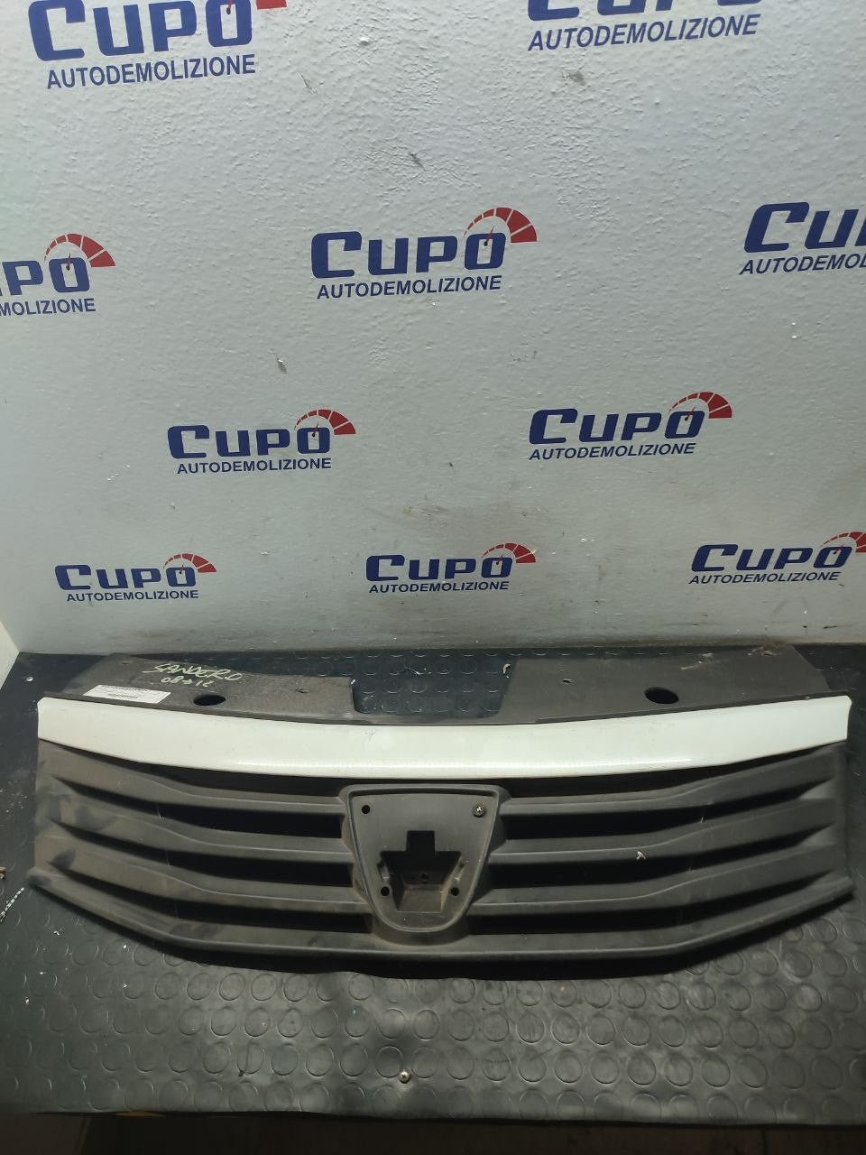 Griglia anteriore Dacia Sandero ( 2012 ) - F&P CRASH SRLS - Ricambi Usati