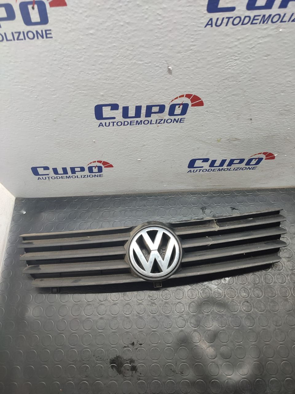 Griglia anteriore Volkswagen Polo ( 2001 ) cod vw07034gan - F&P CRASH SRLS - Ricambi Usati