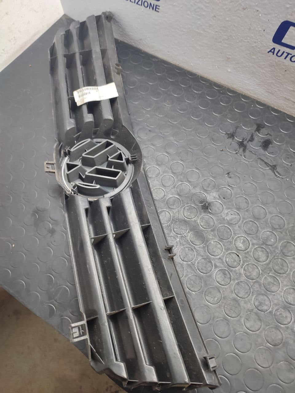 Griglia anteriore Volkswagen Polo ( 2001 ) cod vw07034gan - F&P CRASH SRLS - Ricambi Usati