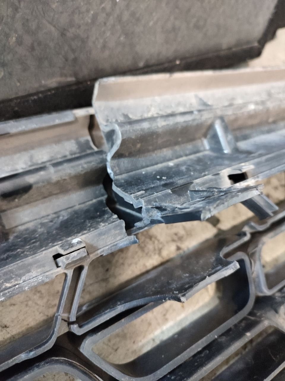 Griglia Paraurti Anteriore IVECO DAILY V Van cod: 5801342734ez - F&P CRASH SRLS - Ricambi Usati