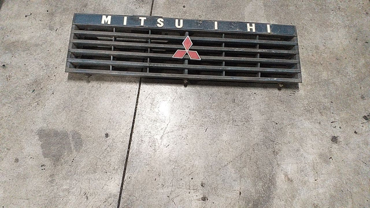 Griglia radiatore Mitsubishi ( L040 ) - F&amp;P CRASH SRLS - Ricambi Usati