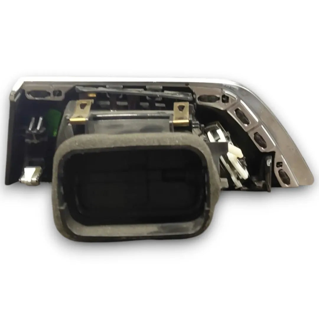 Dettaglio Bocchetta aria laterale cruscotto destra BMW Serie 2 Coupé F22 dal 2013 OEM 2636104-01 - foto 2