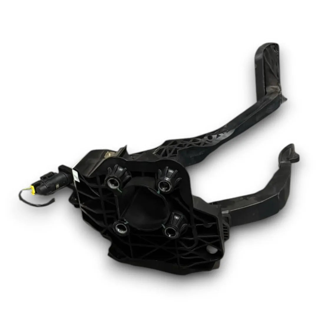 Dettaglio Pedaliera completa Peugeot 2008 2019–2023 OEM 9824305280 - foto 2