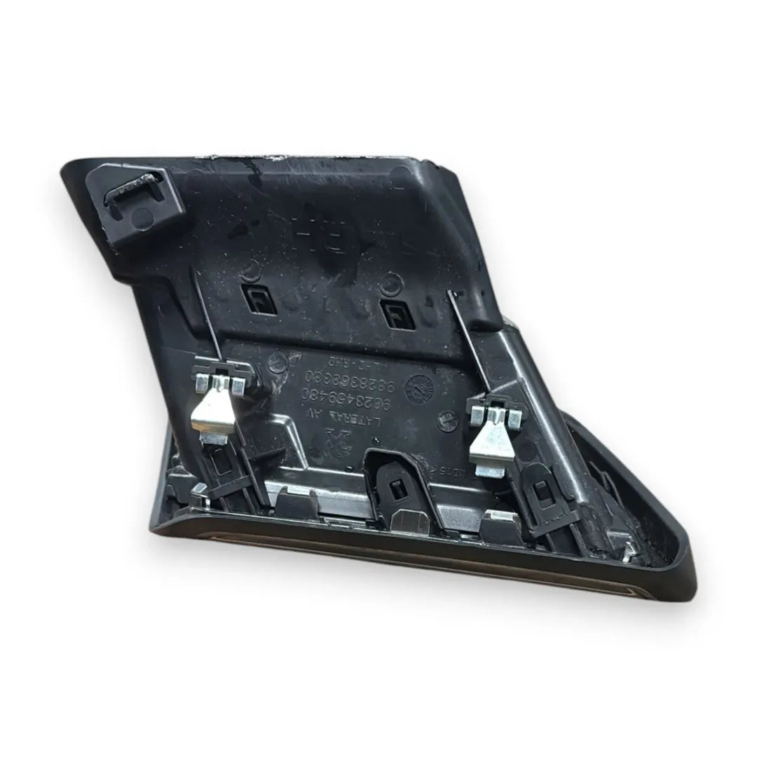 Dettaglio Bocchetta aria laterale cruscotto destra Peugeot 2008 2019–2023 OEM 9823459480 - foto 2