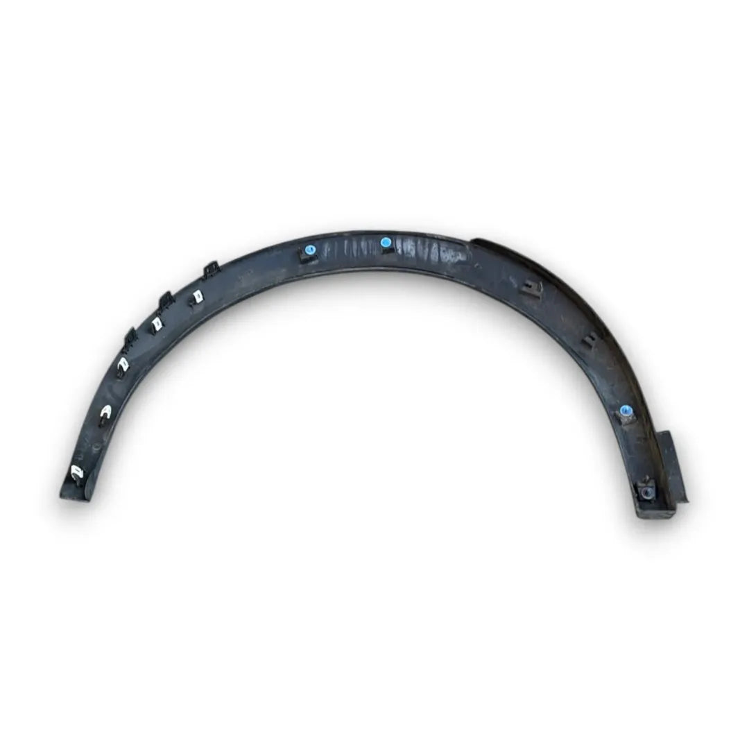 Dettaglio Modanatura arco passaruota posteriore sinistra Peugeot 2008 2019–2023 OEM 9825736780 - foto 2