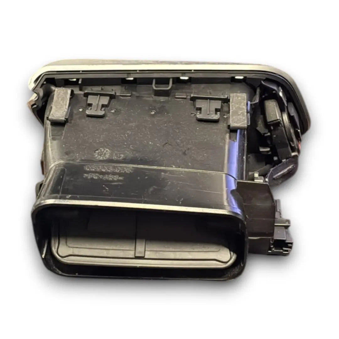 Dettaglio Bocchetta aria laterale cruscotto destra Maserati Ghibli dal 2013 OEM 08906-005 - foto 2
