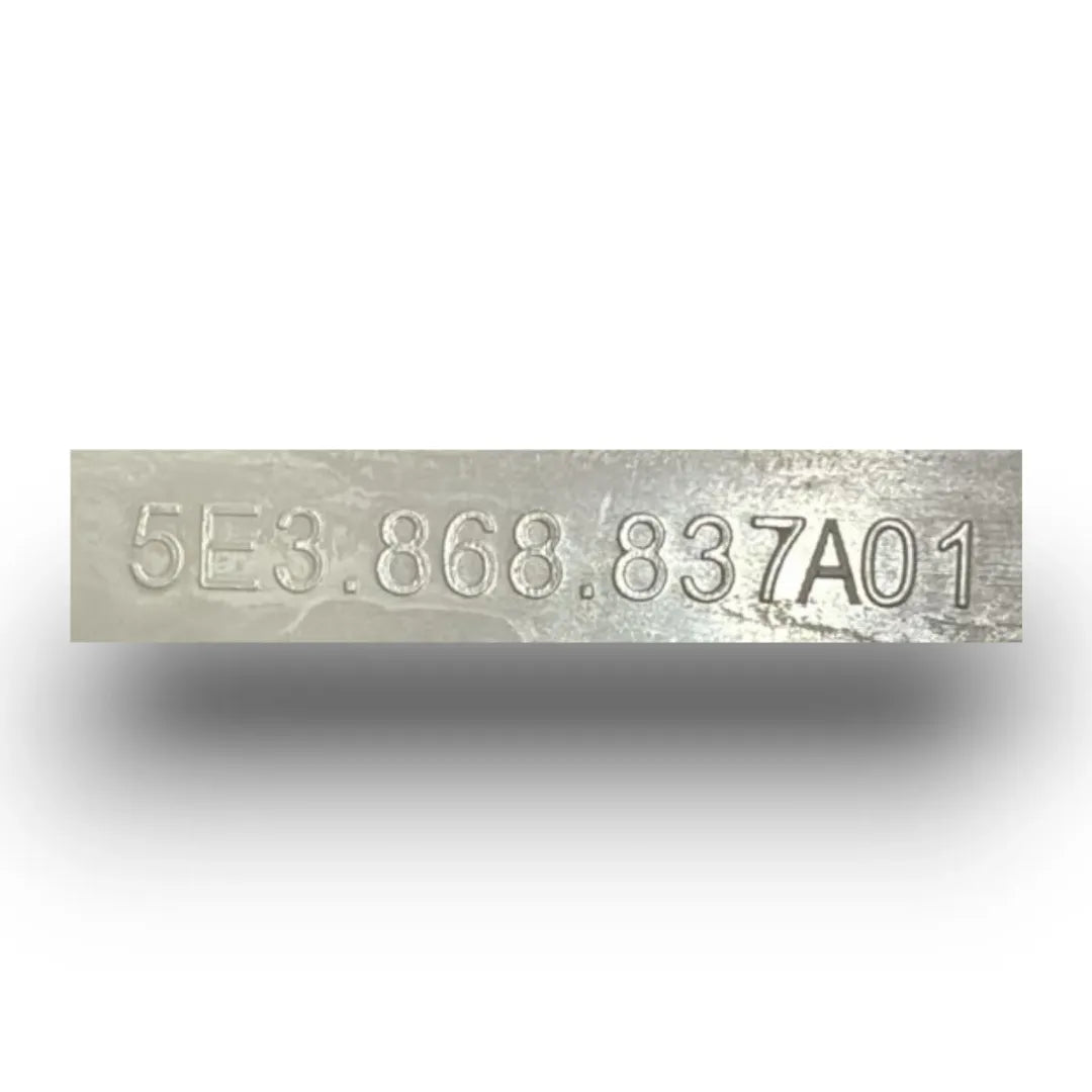 Dettaglio Plafoniera interna di cortesia a tetto centrale Skoda Octavia dal 2020 OEM 5E3868837A - foto 3