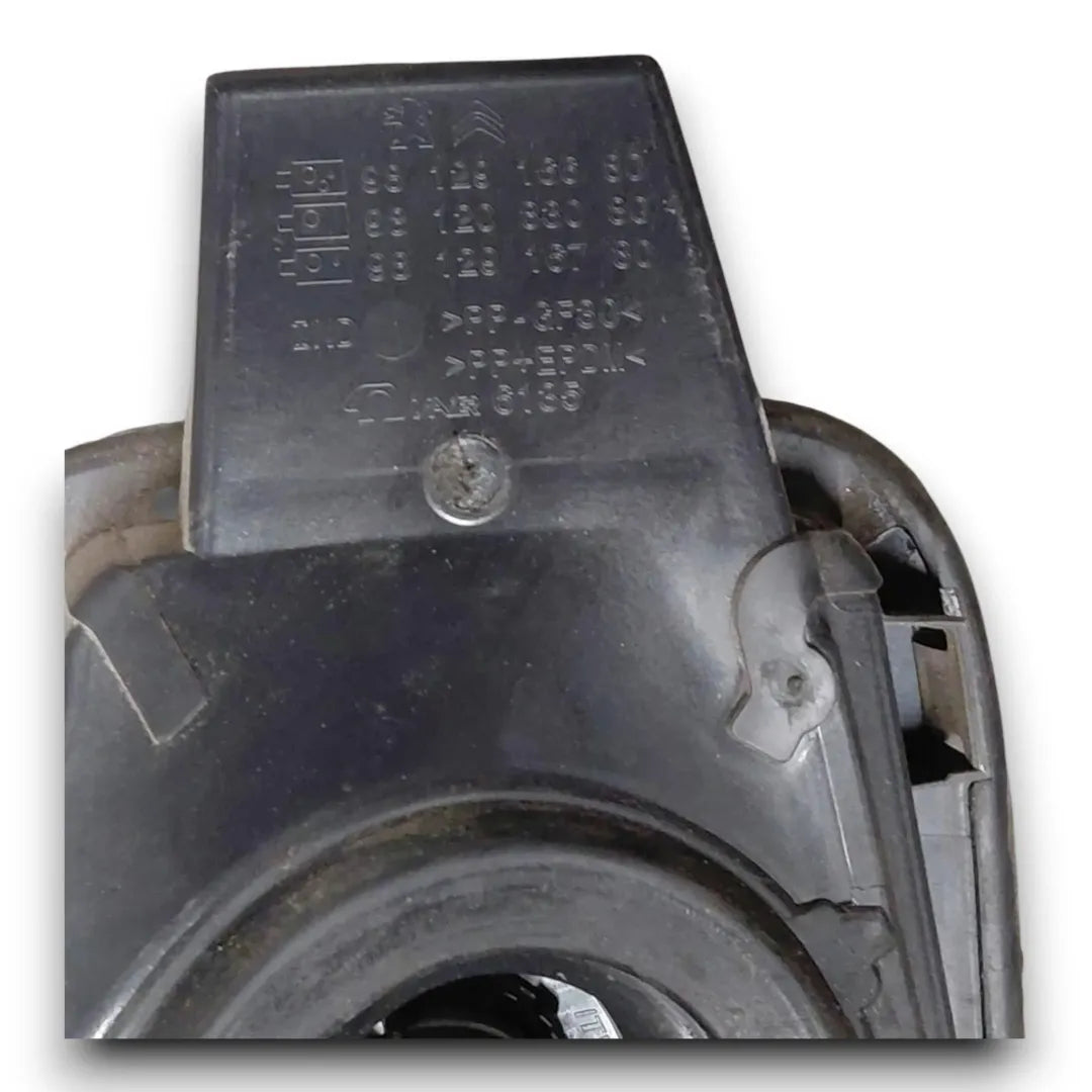 Dettaglio Sportello carburante con chiusura centralizzata Citroën C3 3ª Serie OEM 9812918180 - foto 3