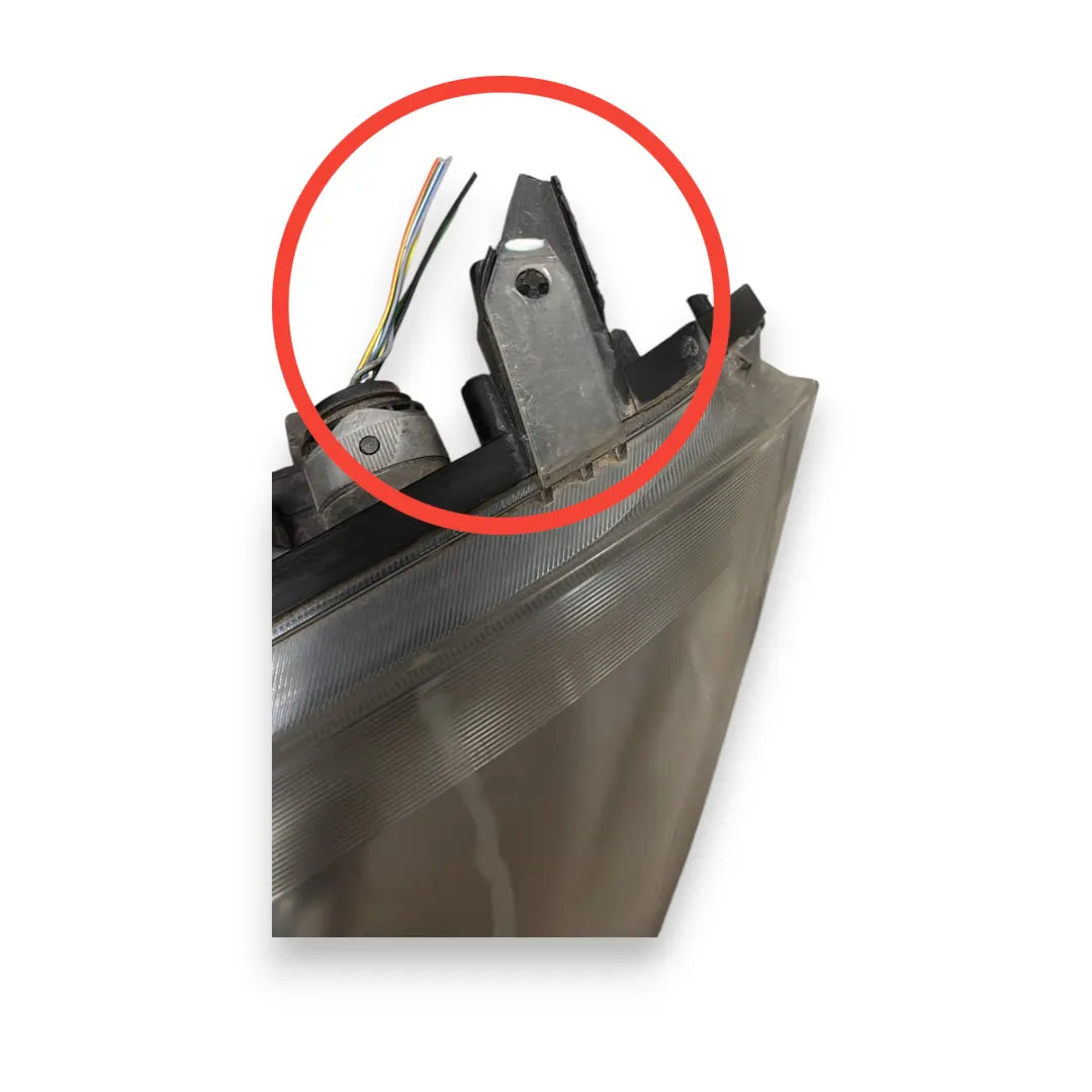 Dettaglio Faro anteriore sinistro Fiat Bravo 3L OEM 51757538 - foto 3