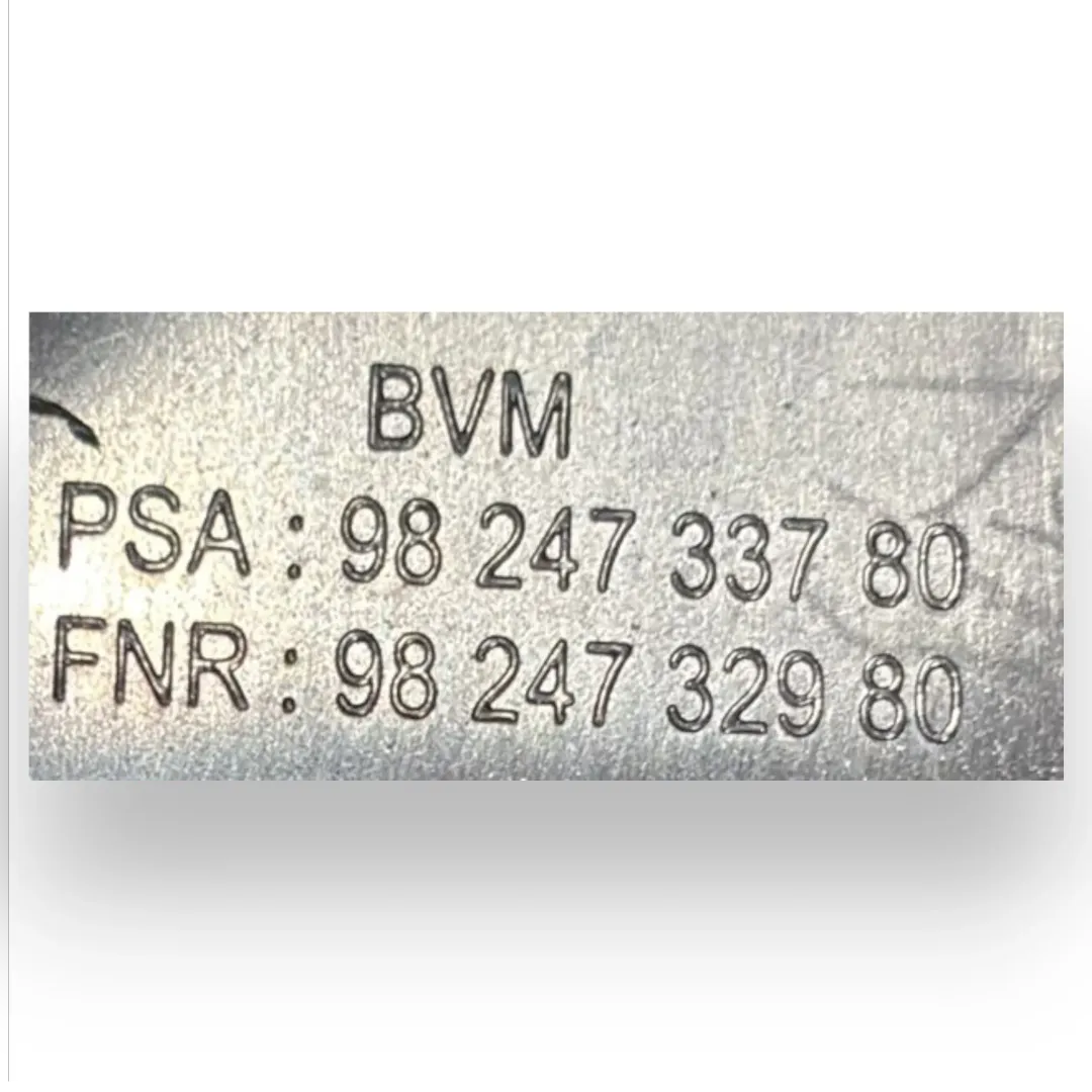 Dettaglio Rivestimento della consolle centrale Peugeot 2008 2019–2023 OEM 9824733780 - foto 3