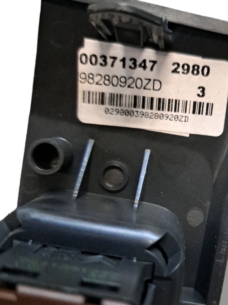 Airbag switch + cigarette lighter Peugeot Expert / Opel Vivaro / Citroen Jumpy / Fiat Scudo (2018) COD:98280920ZD - F&P CRASH SRLS - Used Parts