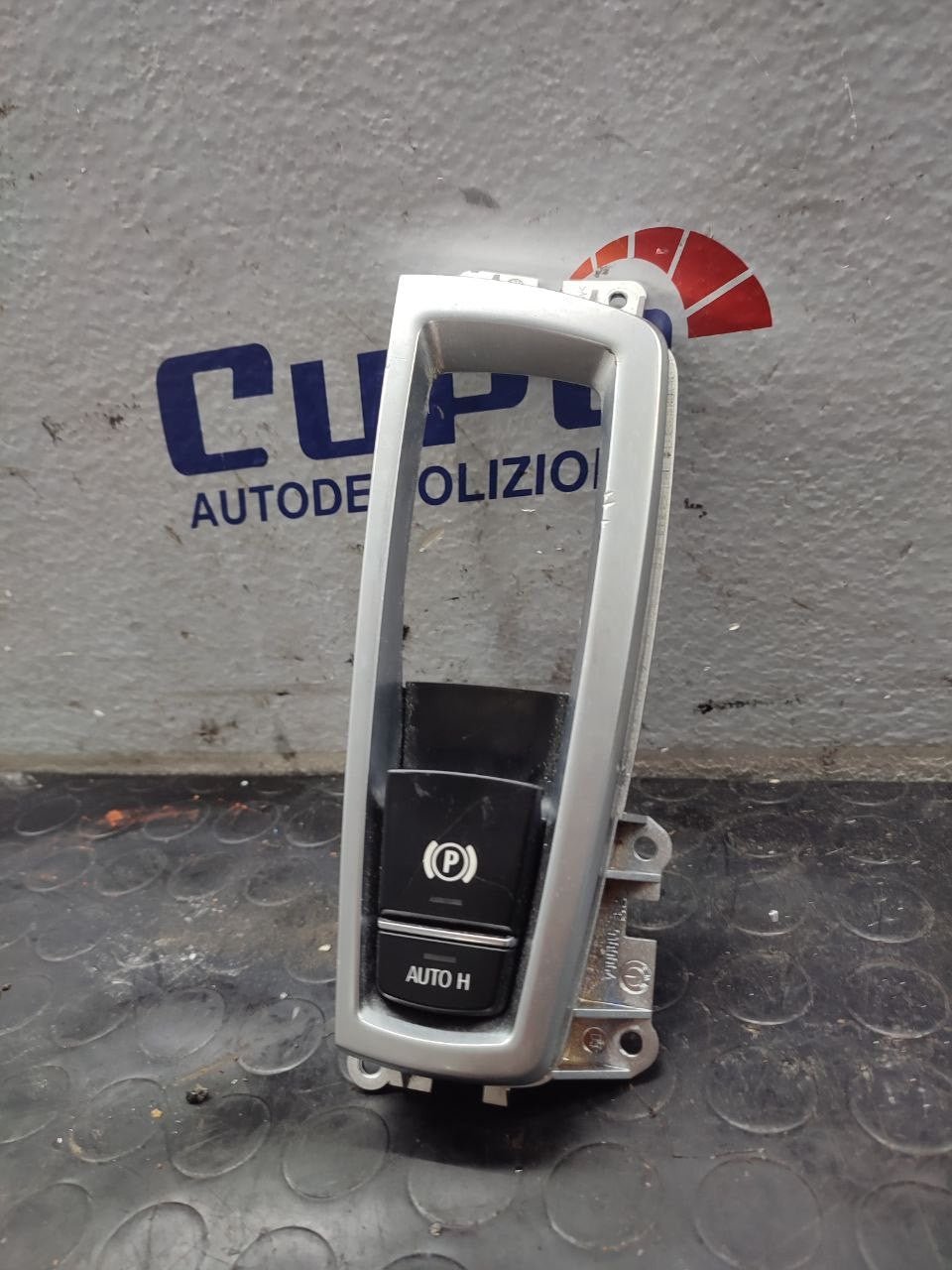 Parking brake button switch Bmw series 5 (F10 / F11 - 2015) code 9355233-01 - F&P CRASH SRLS - Used Parts