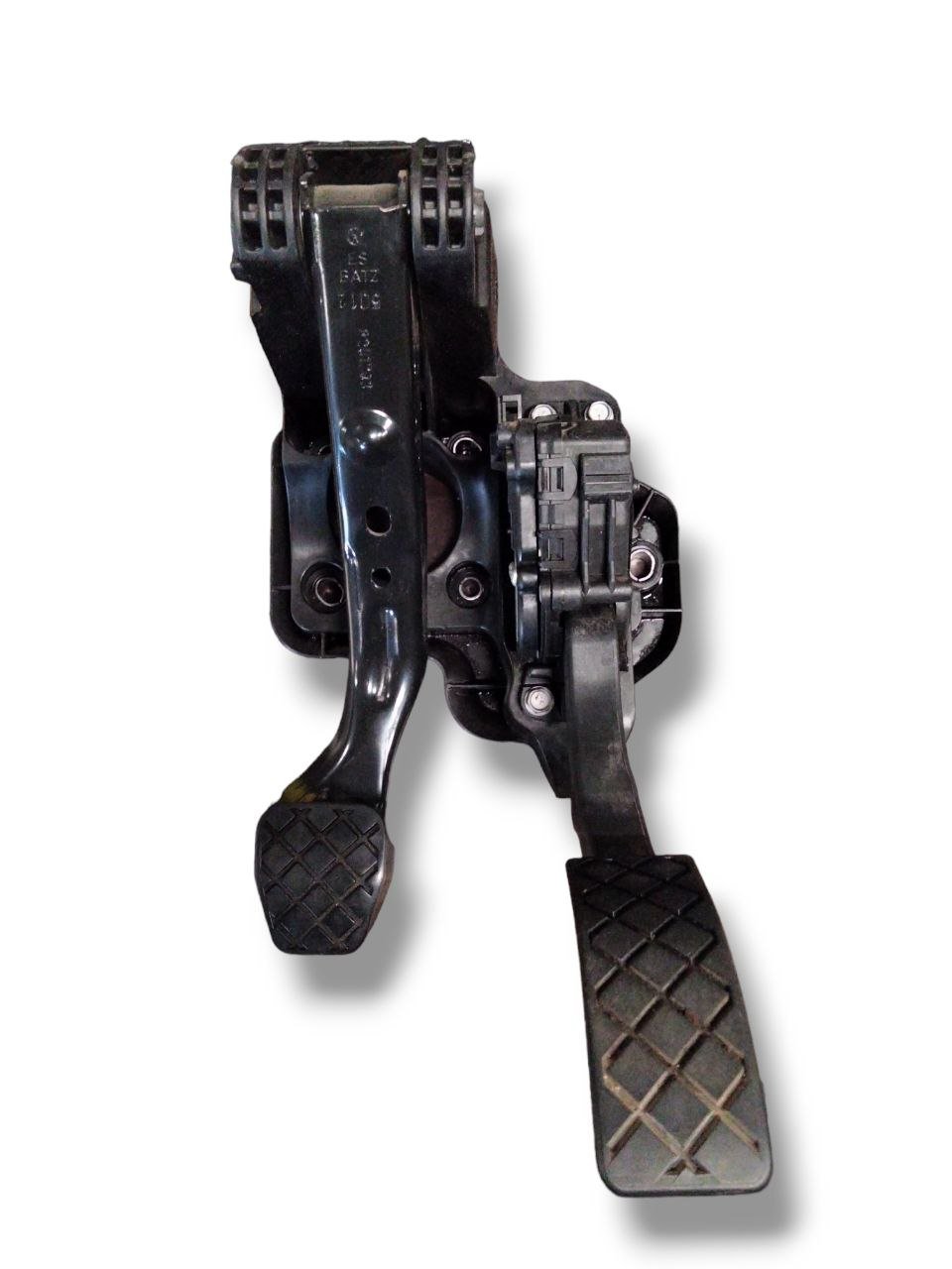 Kit pedaliera freno + acceleratore Audi A1 1.6 diesel (2010 - 2018)cod.6R1721058D - F&P CRASH SRLS - Ricambi Usati