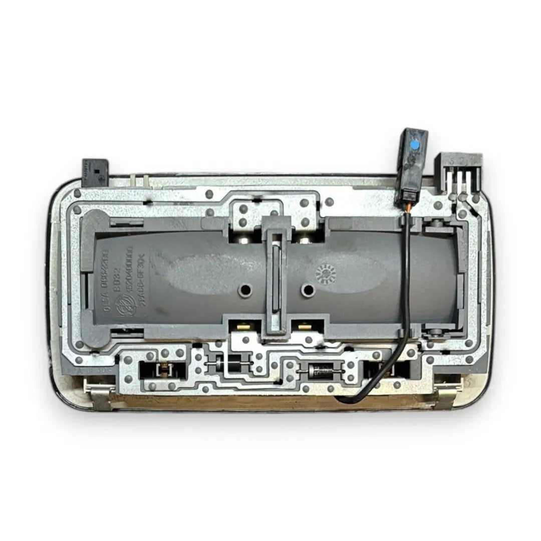 Dettaglio Plafoniera anteriore di cortesia interna Alfa Romeo Giulietta 2010–2013 OEM 156099023 - foto 2