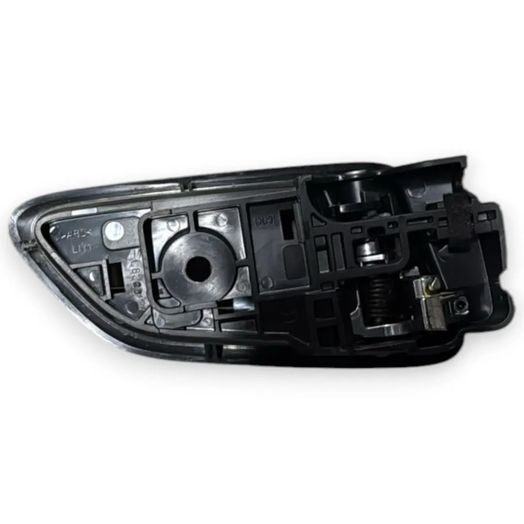 Dettaglio Maniglia interna di apertura porta sinistra anteriore Mazda 2 2014–2020 OEM DA6T59330B - foto 2