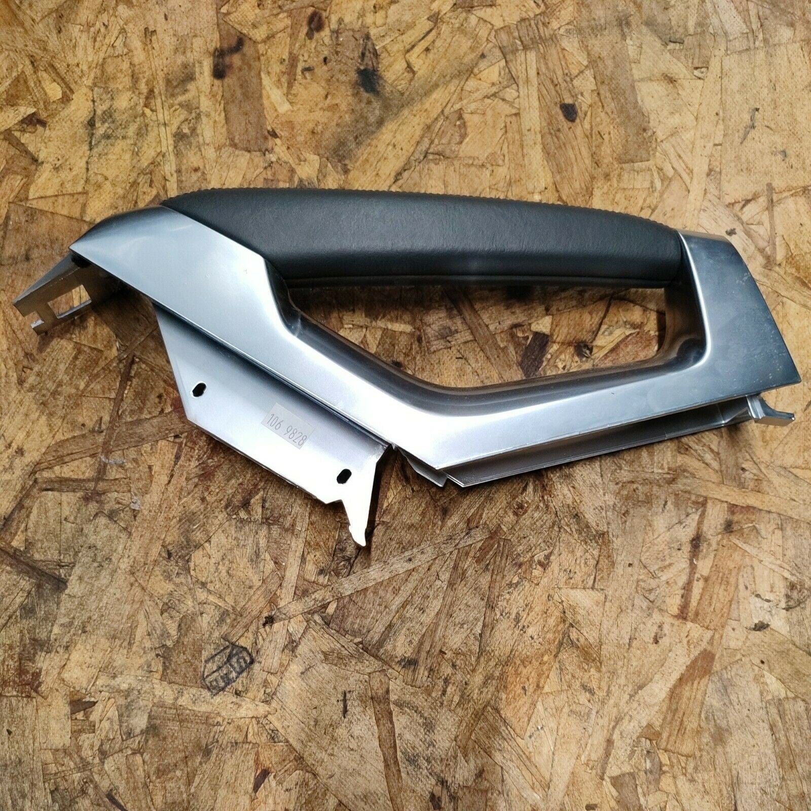 RIGHT ARMREST HANDLE PEUGEOT 3008 Series (0916) 1.6 2011 9685077677 - F&P CRASH SRLS - Used Parts