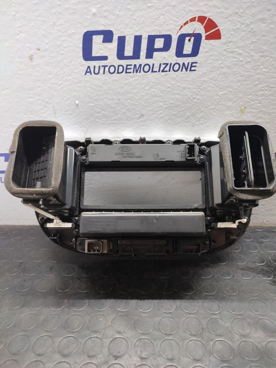 Modanatura bocchette aria + orologio display + luci pericolo KIA RIO II serie crdi Cod: 16847-28000 / 94520-1g000 - F&P CRASH SRLS - Ricambi Usati