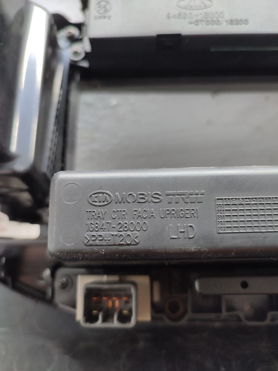 Modanatura bocchette aria + orologio display + luci pericolo KIA RIO II serie crdi Cod: 16847-28000 / 94520-1g000 - F&P CRASH SRLS - Ricambi Usati