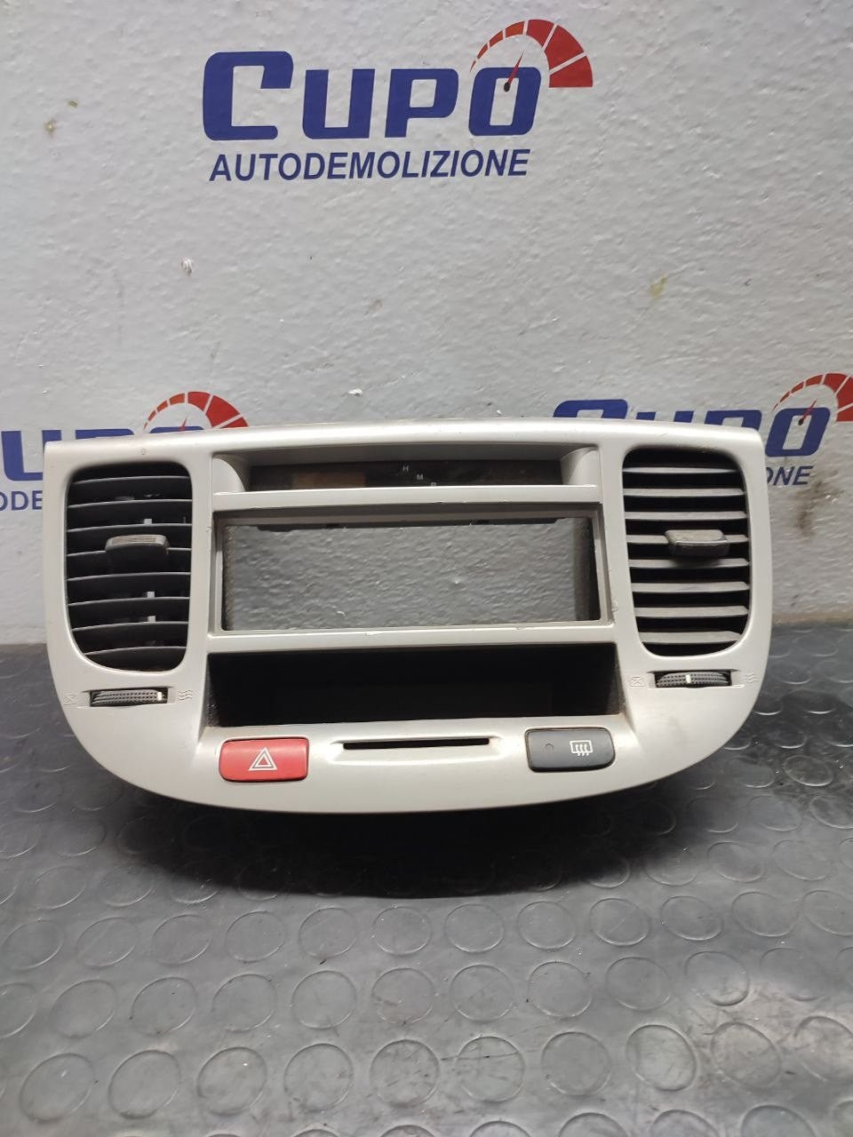 Modanatura bocchette aria + orologio display + luci pericolo KIA RIO II serie crdi Cod: 16847-28000 / 94520-1g000 - F&P CRASH SRLS - Ricambi Usati