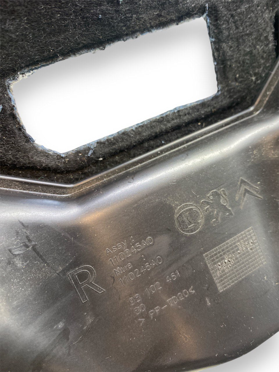Modanatura circolo aria con pannello di isolamento acustico Peugeot 3008 ( lato destro - 2019 ) cod. 9810246180 - F&P CRASH SRLS - Ricambi Usati