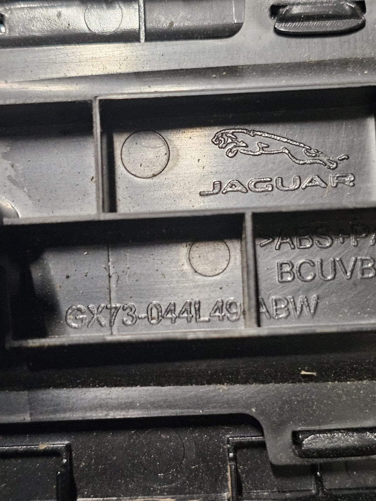 Modanatura Console Centrale Jaguar F - Pace (2016 - >) Cod:GX73044L49 - F&P CRASH SRLS - Ricambi Usati