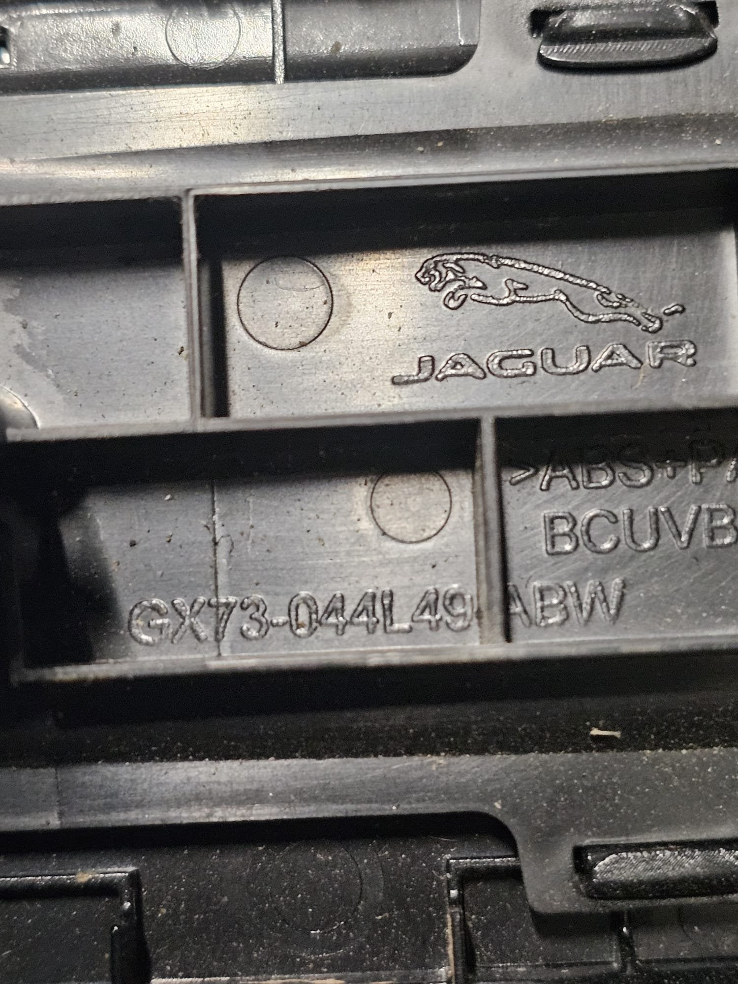 Modanatura Console Centrale Jaguar F - Pace (2016 - >) Cod:GX73044L49 - F&P CRASH SRLS - Ricambi Usati