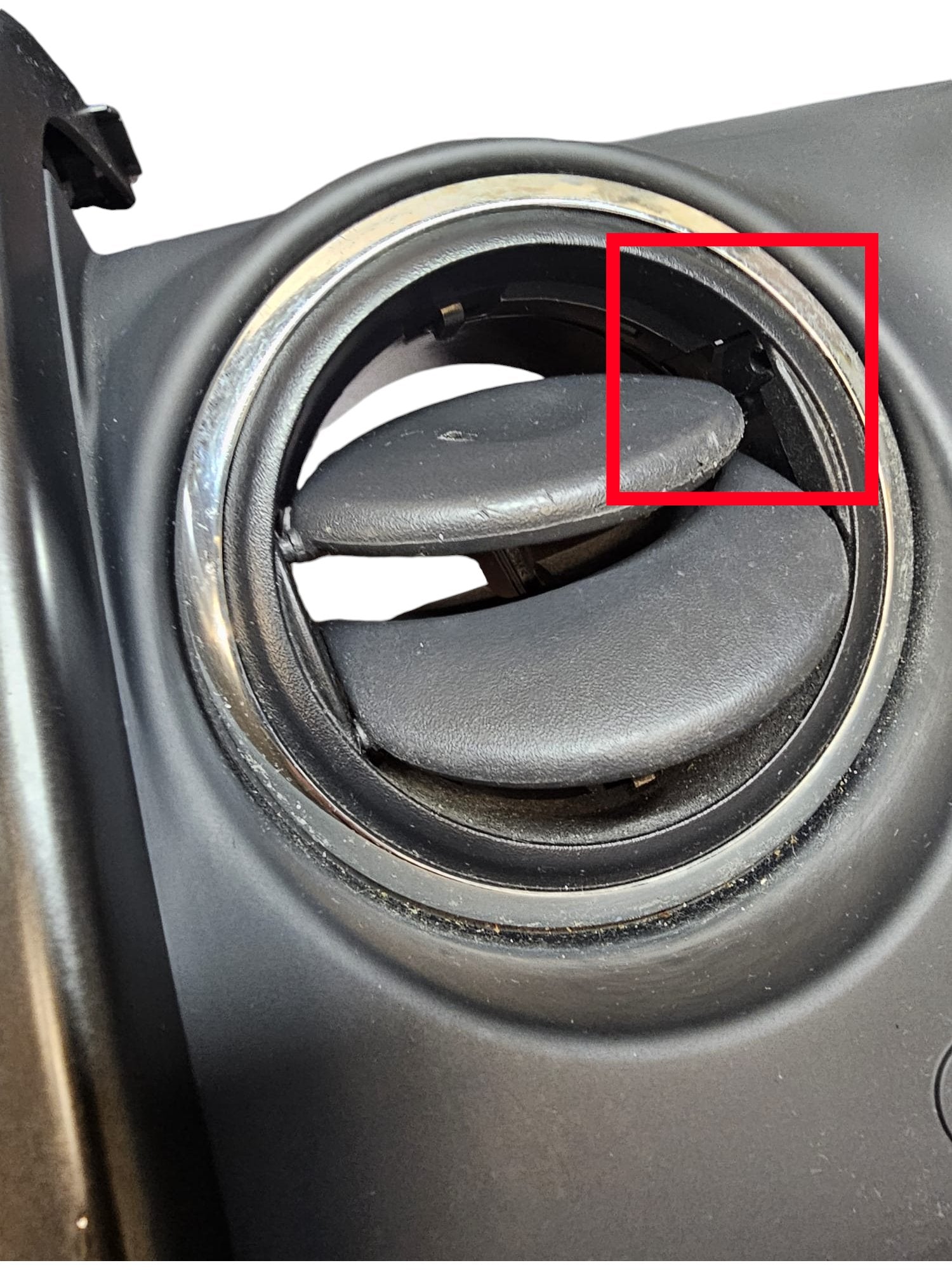 Modanatura Mascherina Autoradio con bocchette aria Dacia Duster Cod:682603572R (2010 - 2017) - F&P CRASH SRLS - Ricambi Usati