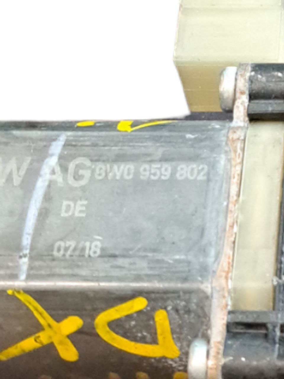 Motorino alzavetro anteriore destro (Dx) Audi A4 B9 / Passat / Leon(2018) COD:8W0959802 - F&P CRASH SRLS - Ricambi Usati