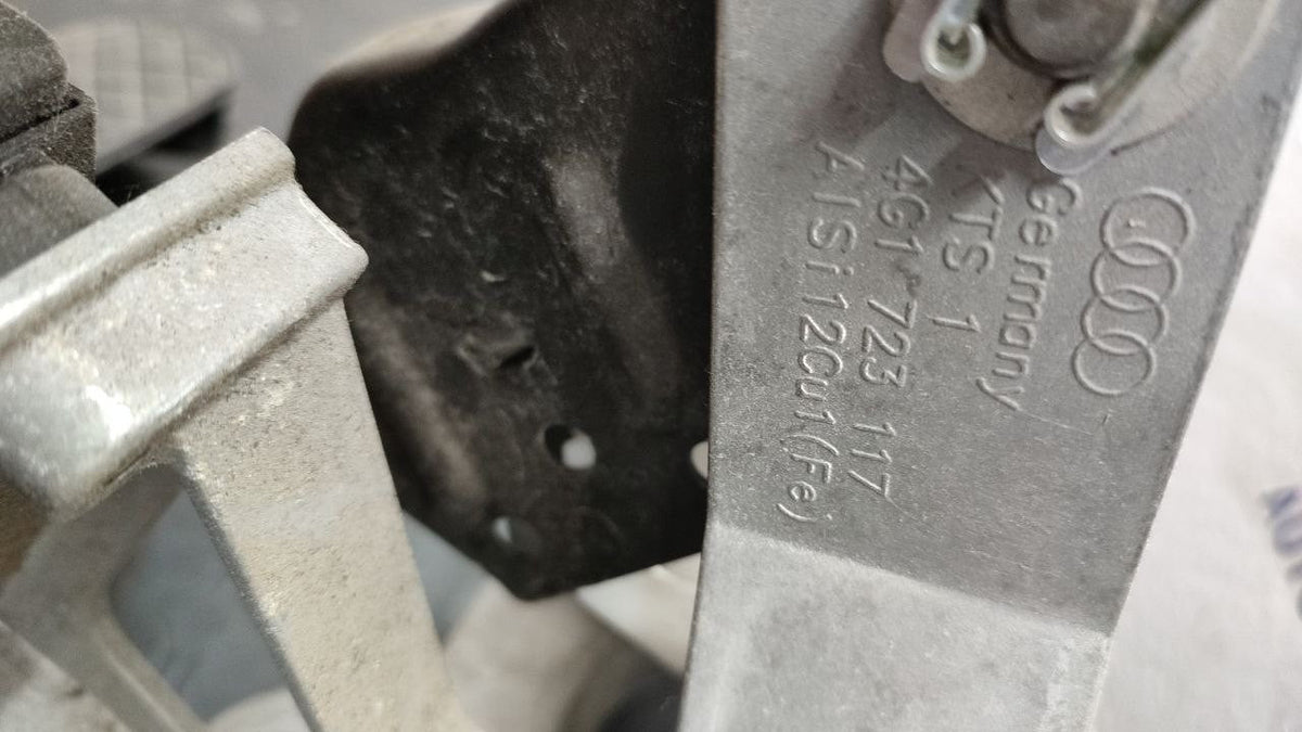 Pedali freno + acceleratore Audi A6 4g cod 4g1723117 - F&P CRASH SRLS - Ricambi Usati