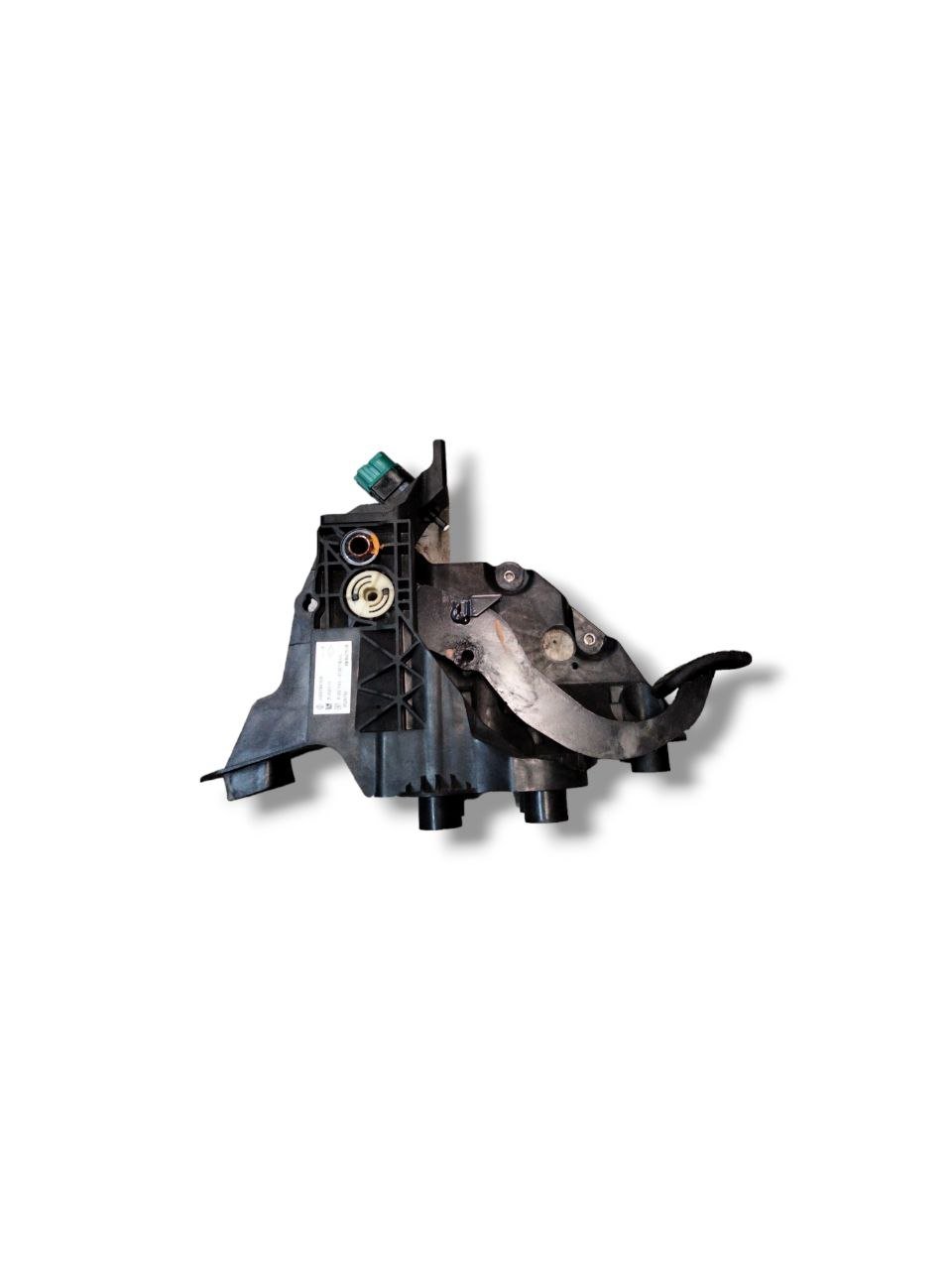 Clutch Pedal / Pedal for Renault Trafic / Talento / Vivaro 1.6 (2016) code 465016415R - F&P CRASH SRLS - Used Parts
