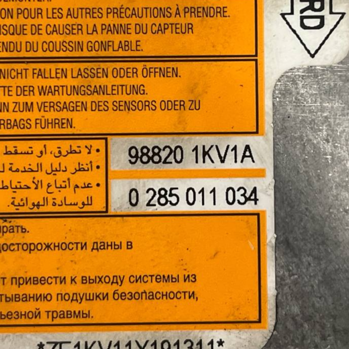 Krmilna enota zračnih blazin Nissan Juke F15 (2010 do 2019) koda: 988201KV1A