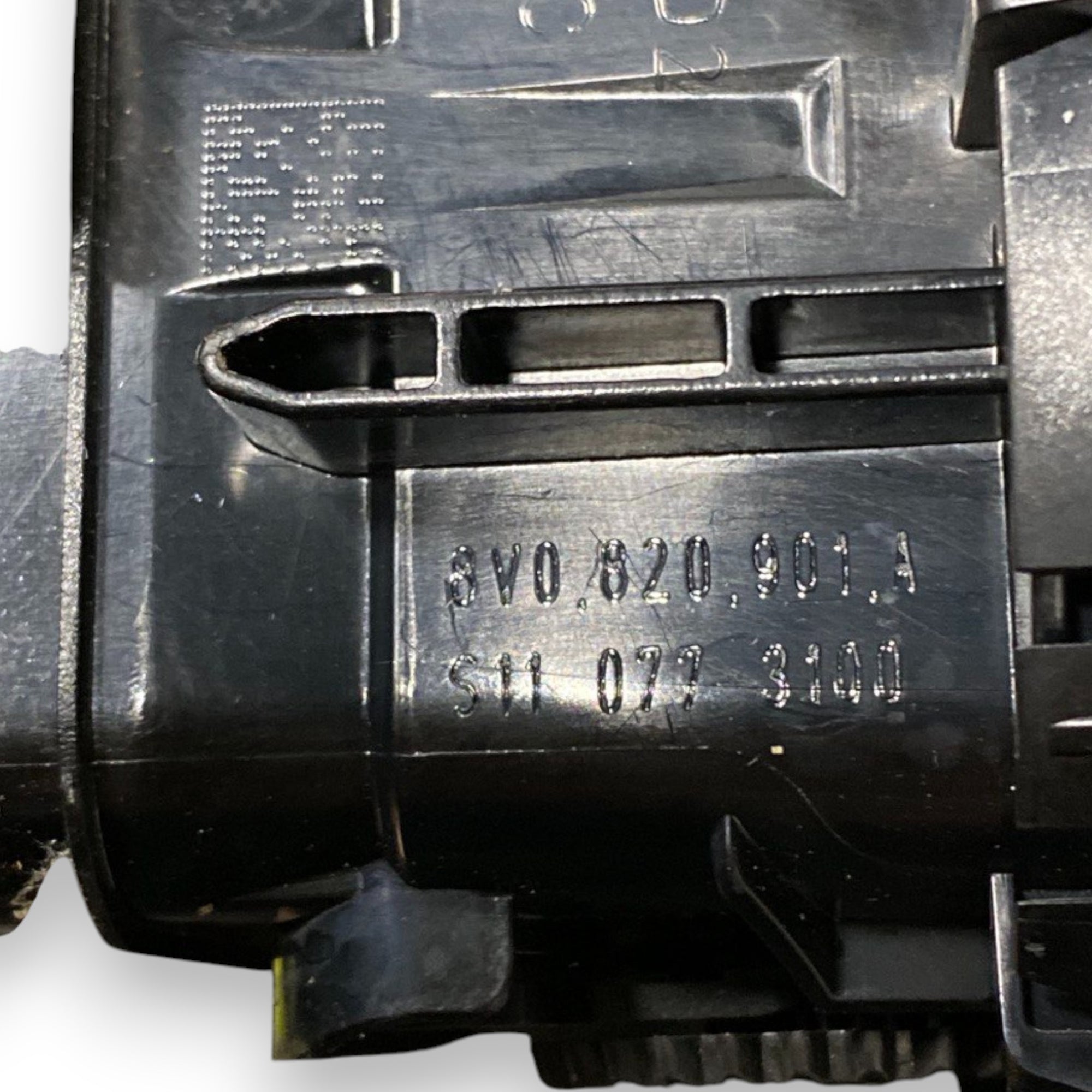 Otvor za zrak na instrument tabli audi a3 8v Kod: 8v0820901a (2012-2020) 