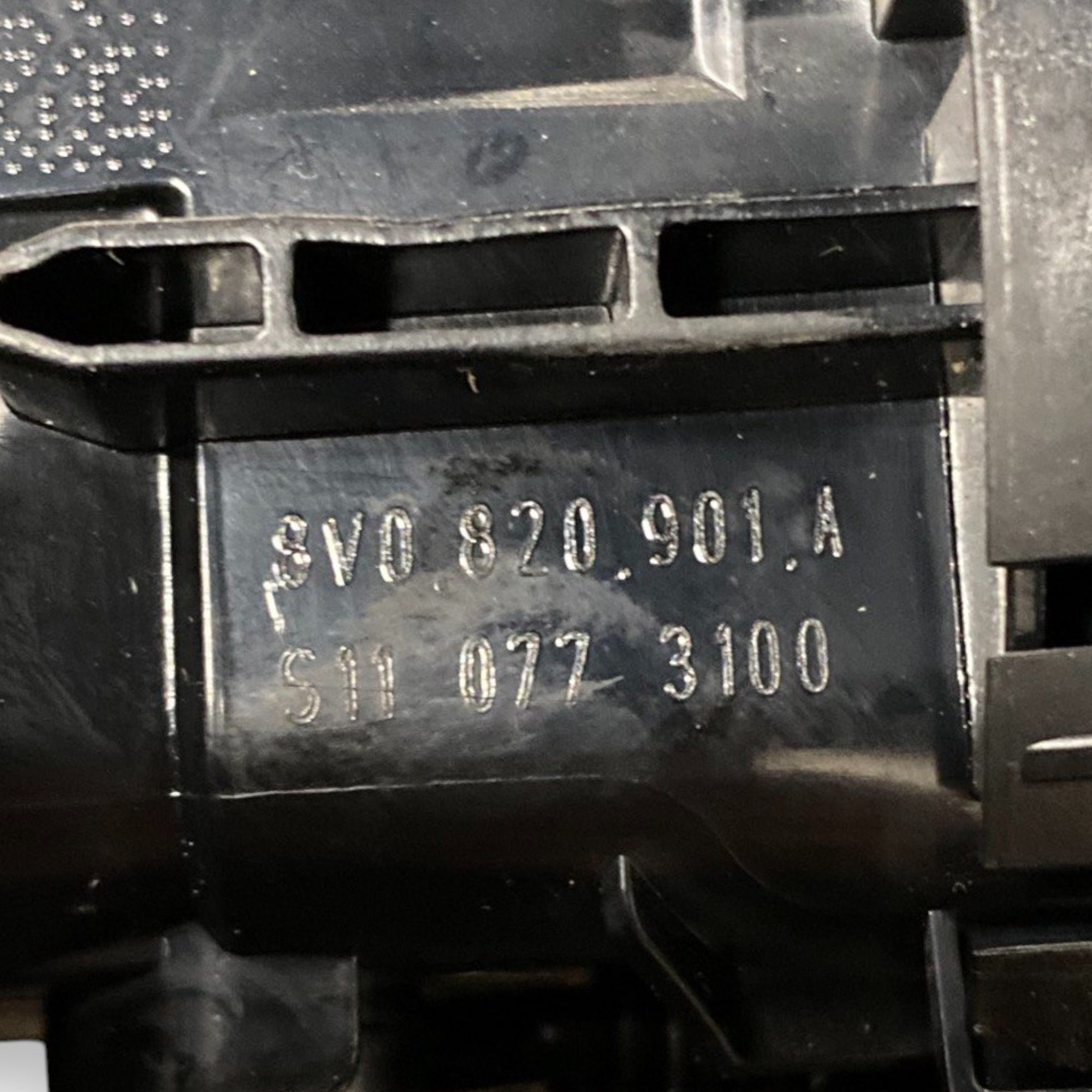 Otvor za zrak kontrolne ploče audi a3 8v Kod: 8v0820901a (2012-2020) 