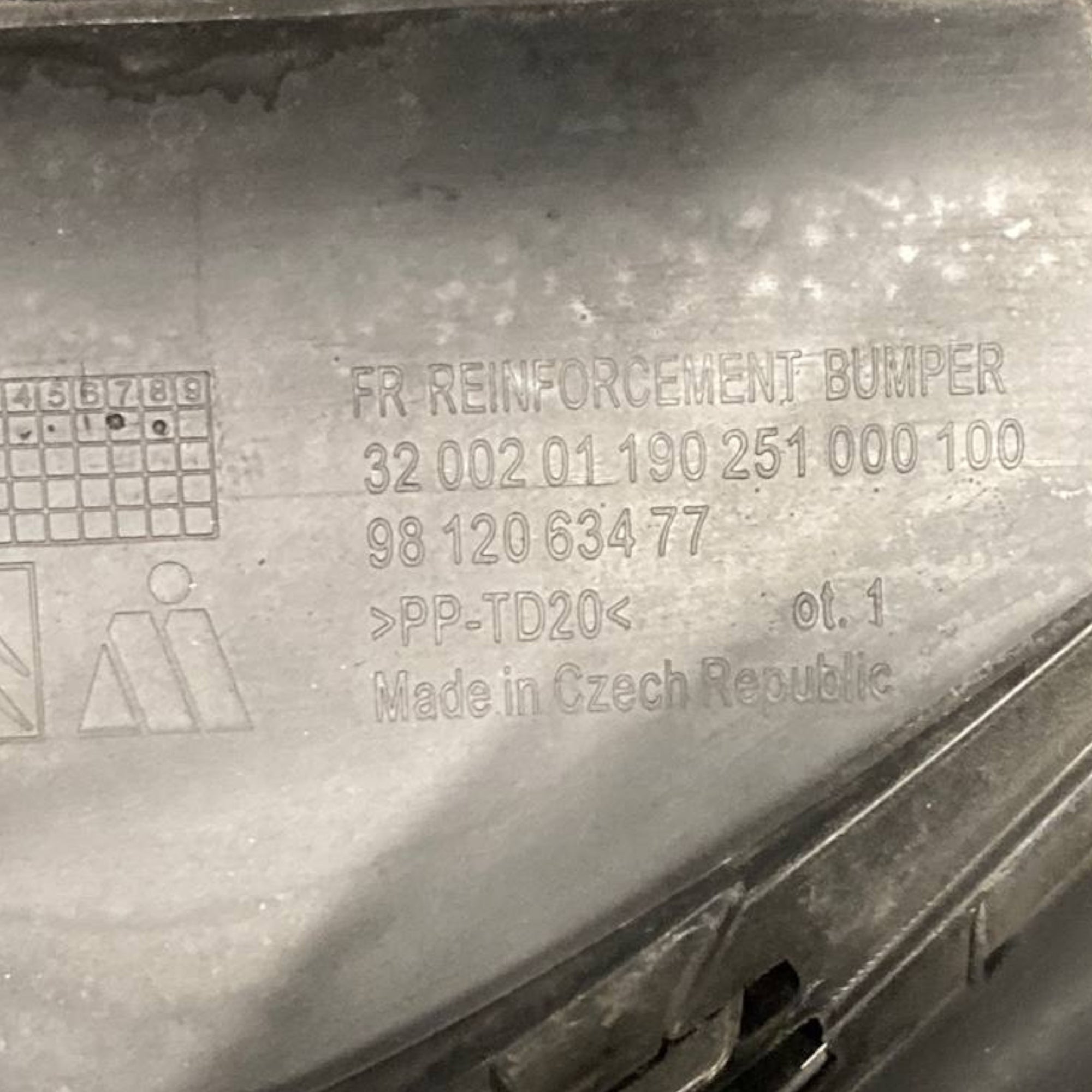 Rešetka prednjeg branika citroen c3 iii Kod: 9812063477 (2016-2024) 