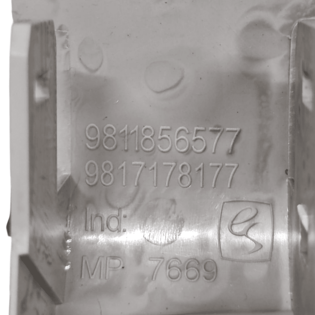 Plafoniera citroen c3 iii cod: 9811856577 (2016 - ) - F&P CRASH SRL - Ricambi Usati
