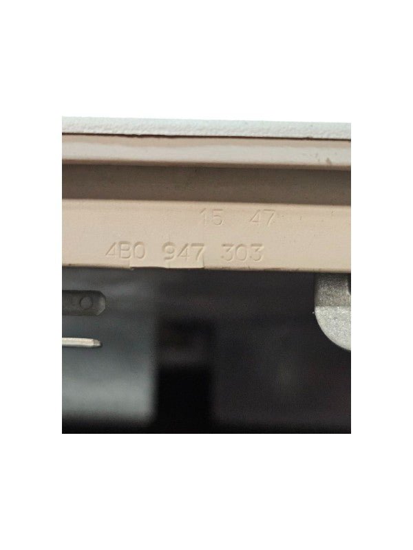 Plafoniera / Luce Interna Posteriore Audi A6 C5 Cod:4B0947303 (1997 - 2004) - F&P CRASH SRLS - Ricambi Usati