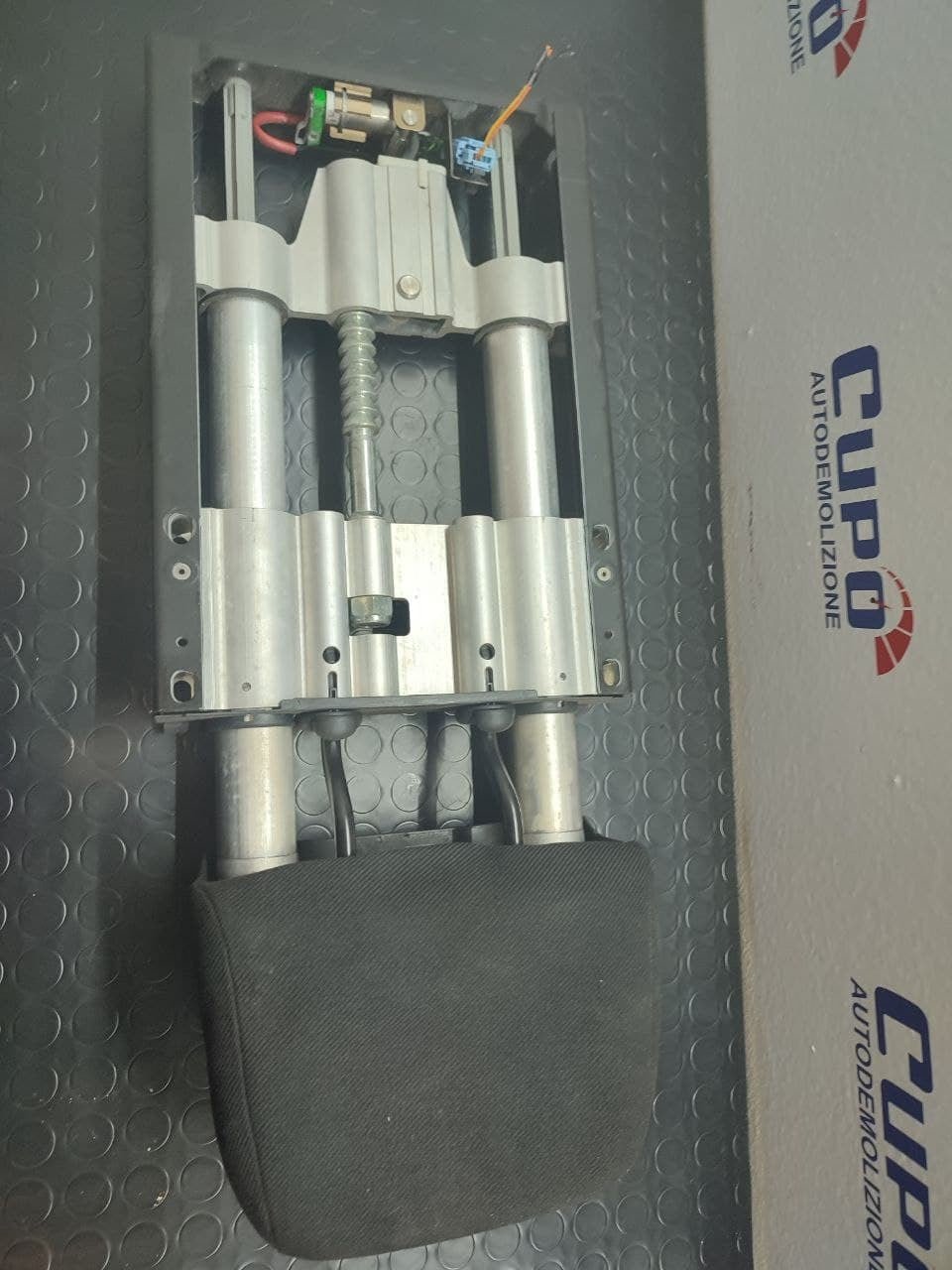 Poggiatesta con Roll - bar destro Peugeot 307 CC cod 9643468680 - F&P CRASH SRLS - Ricambi Usati