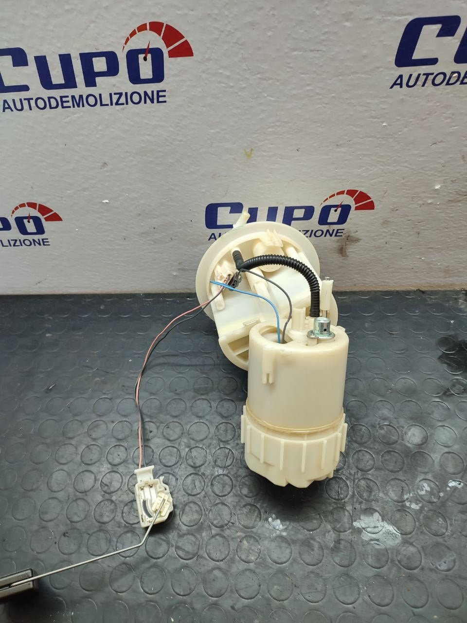 Pompa carburante / Galleggiante serbatoio Toyota Aygo mk2 cod 77020 - 0h040 - F&P CRASH SRLS - Ricambi Usati