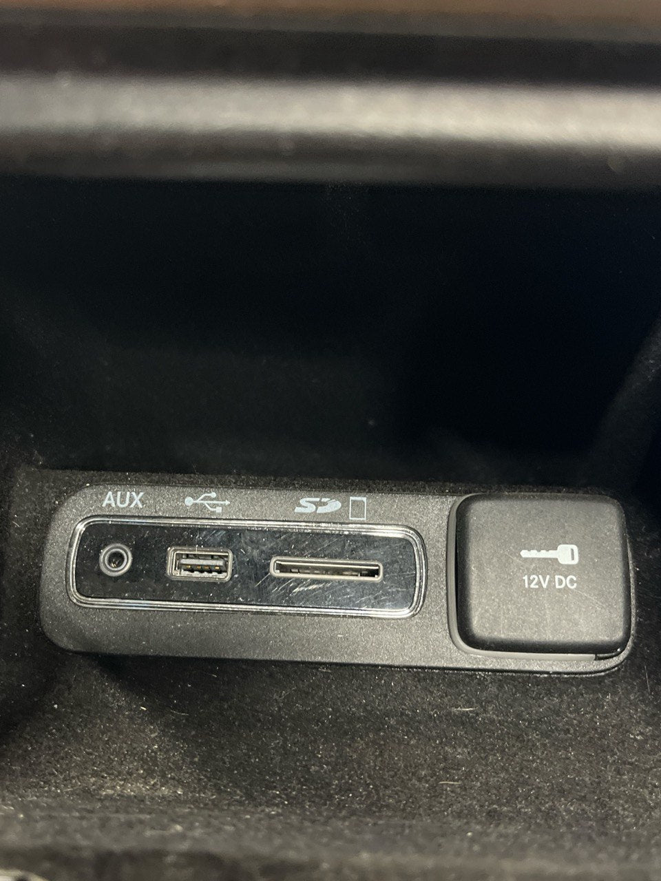 Storage compartment + 12V socket connector / USB socket / Aux socket / SD card Jeep Grand Cherokee WK2 (2010 to 2021) code: X90026801MR - F&P CRASH SRLS - Used Parts