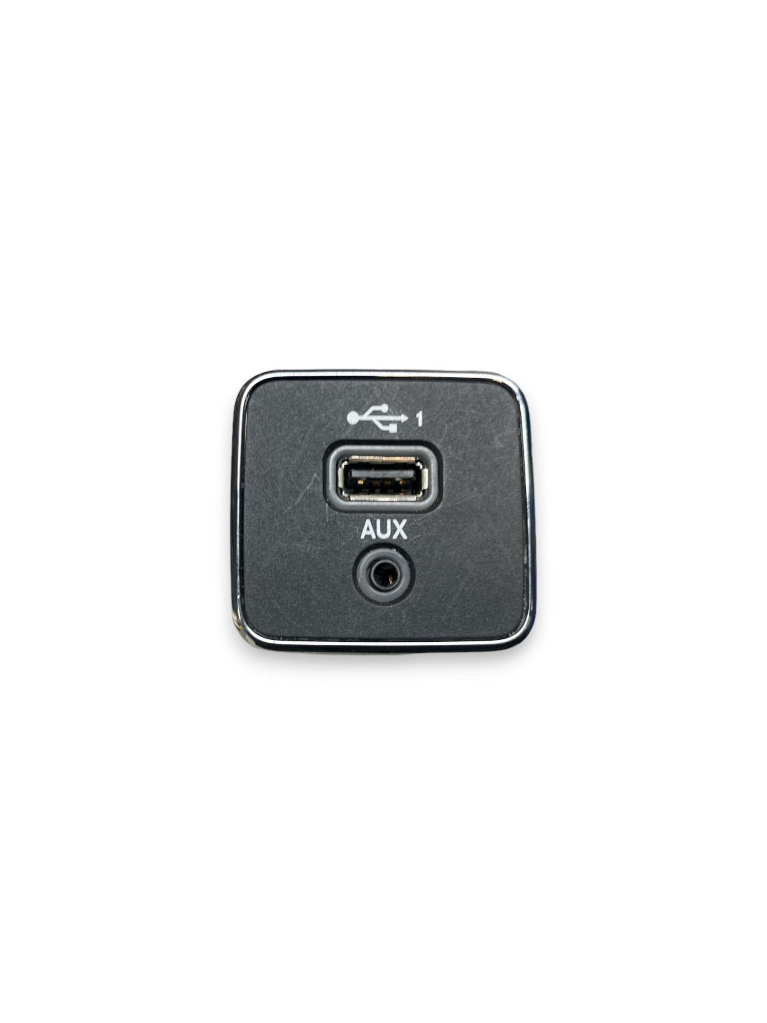 Presa Connettore Aux / Usb Jeep Compass ( 2022 ) cod : 609278700 - F&P CRASH SRLS - Ricambi Usati
