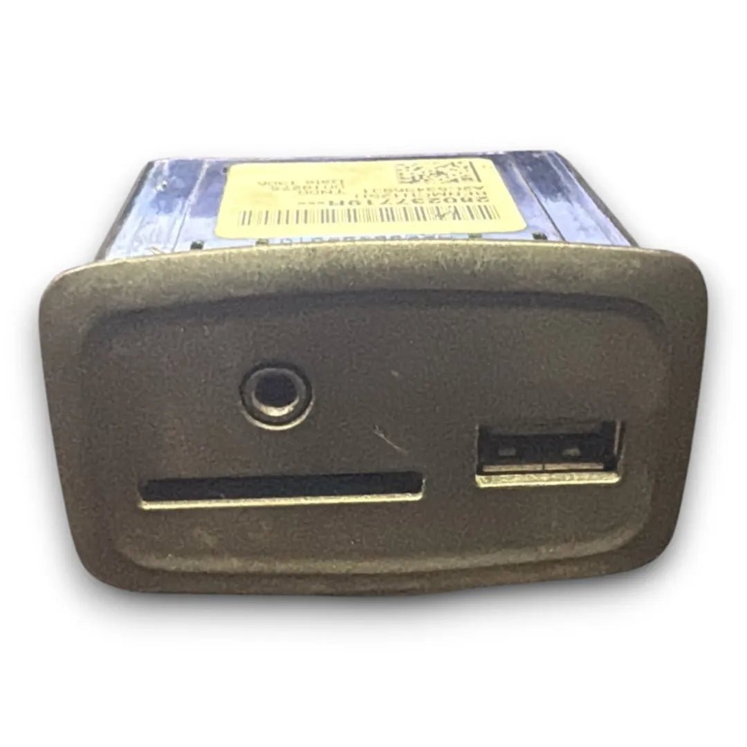 Presa USB e AUX Renault Captur 2013–2017 cod. 280237719R - F&amp;P CRASH SRL - Ricambi Usati