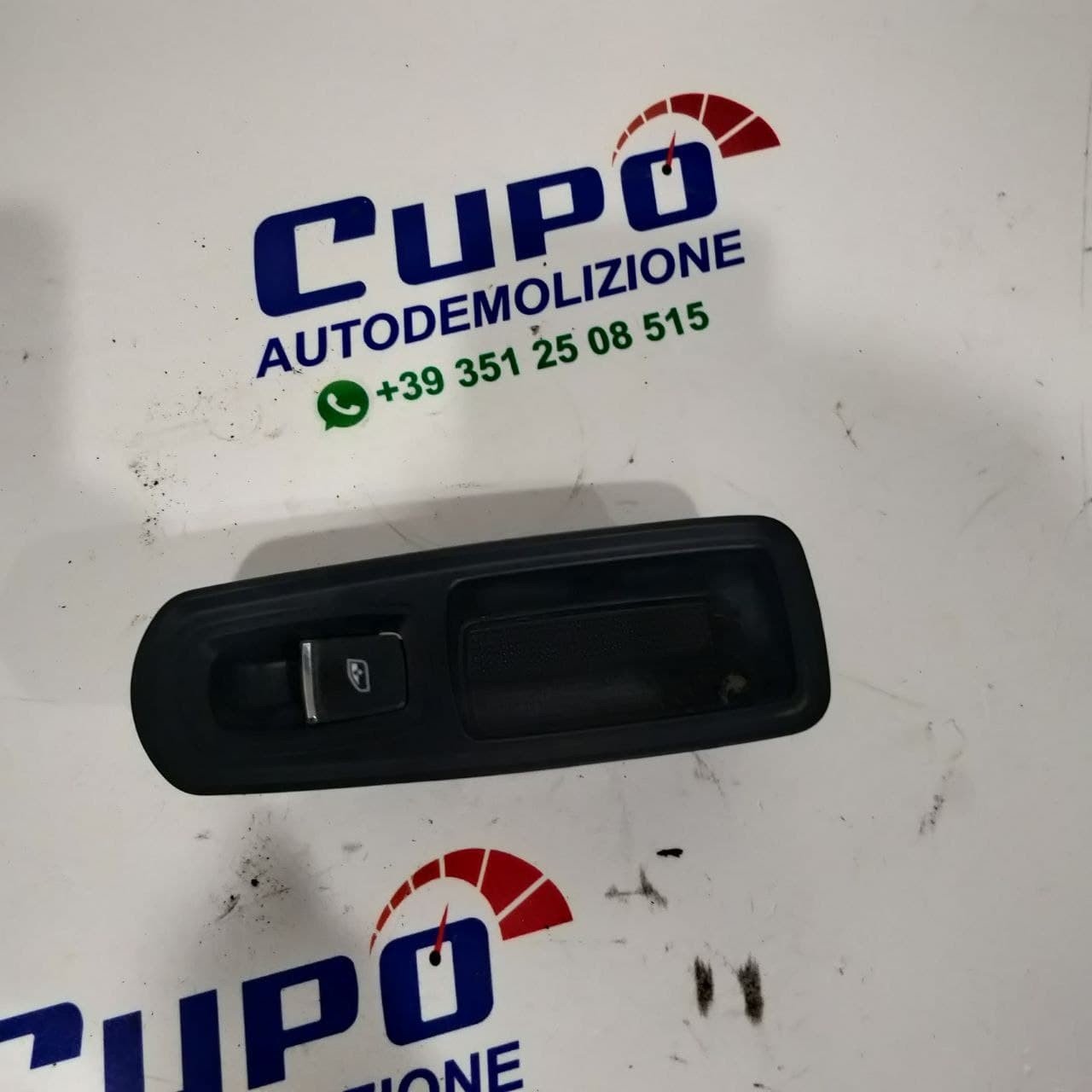 Pulsante Alzavetri Porsche Macan Anteriore destro Passeggero 95b867152 - F&P CRASH SRLS - Ricambi Usati