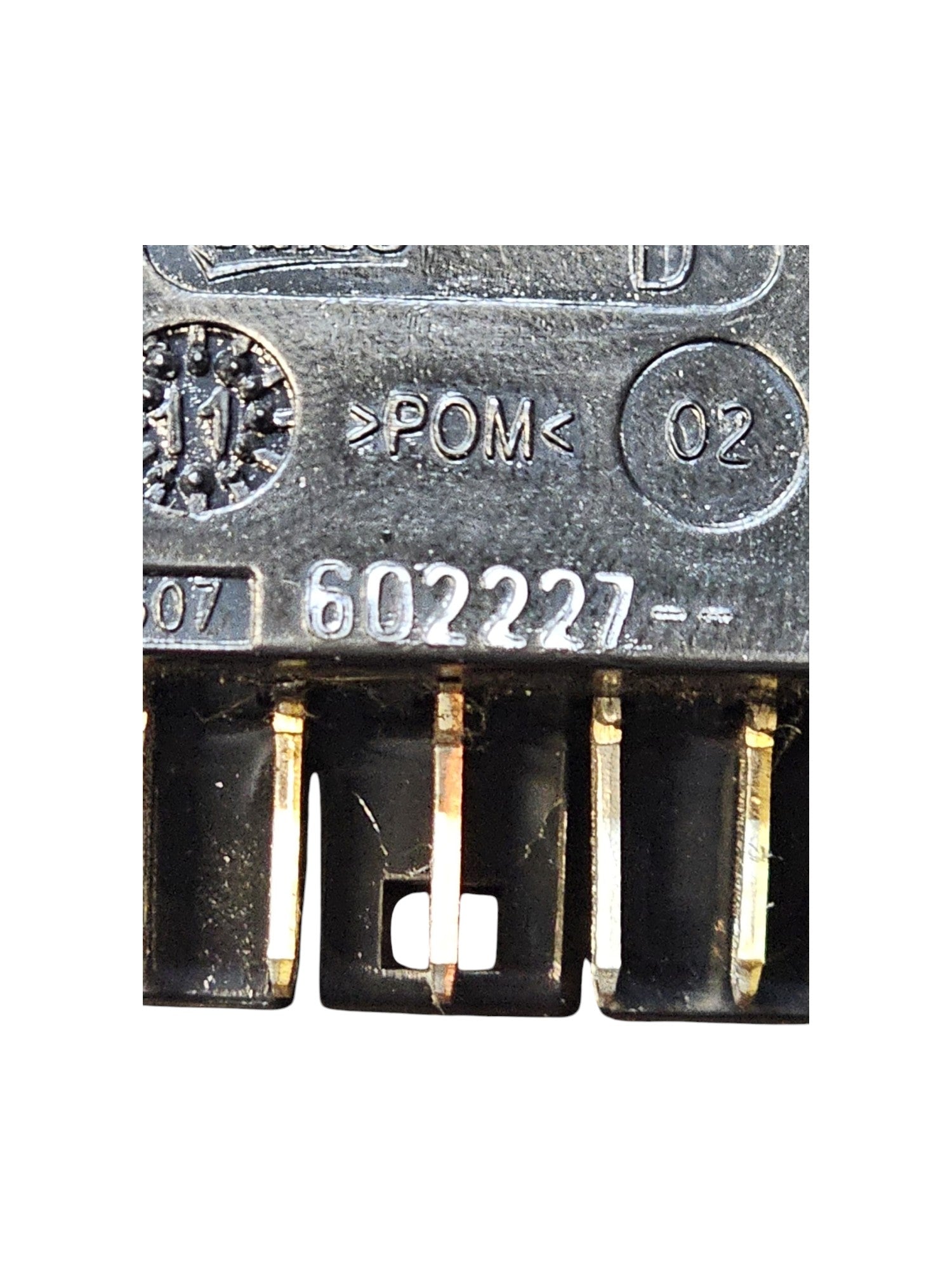 Pulsante Alzavetro Anteriore SX / DX Dacia Sandero I Cod:602227 (2008 - 2012) - F&P CRASH SRLS - Ricambi Usati