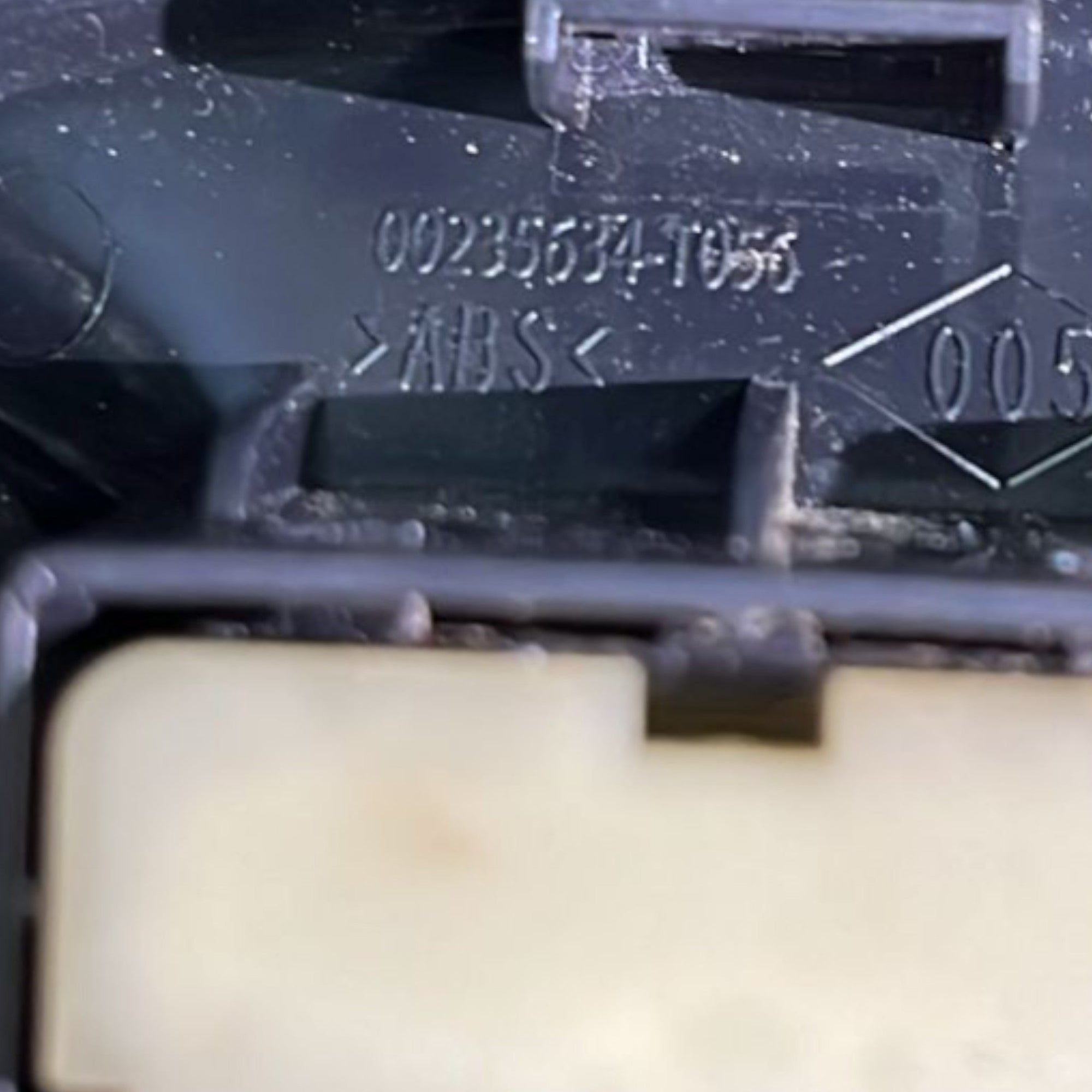 Pulsante Anteriore Destro Dacia Sandero II cod:00235634 - T056 (2020 >) - F&P CRASH SRLS - Ricambi Usati