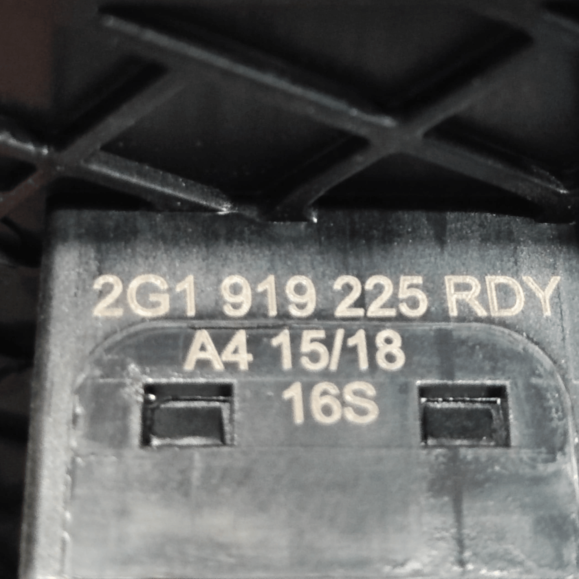 Pulsante Hazard Volkswagen Polo COD: 2G1919225 (2017>) - F&P CRASH SRLS - Ricambi Usati