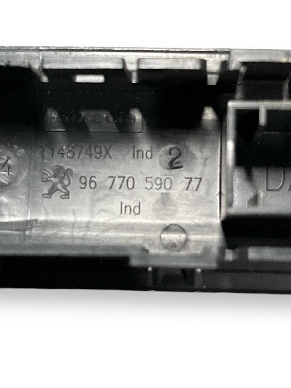 Pulsante Interruttore ESP / ASR Controllo di Trazione Peugeot 208 / 2008 cod.9677059077 (2012 - 2019) - F&P CRASH SRLS - Ricambi Usati