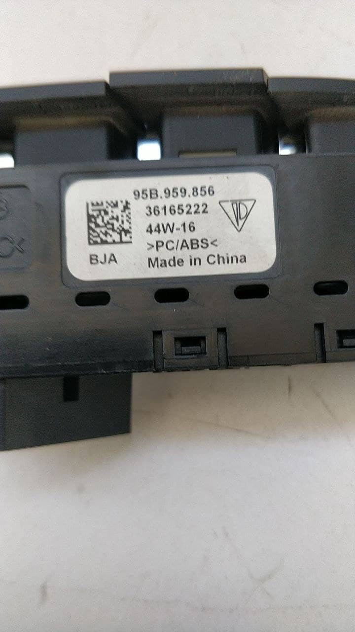 Memory button for right front passenger seat Porsche Macan code 95b959856 - F&P CRASH SRLS - Used Spare Parts