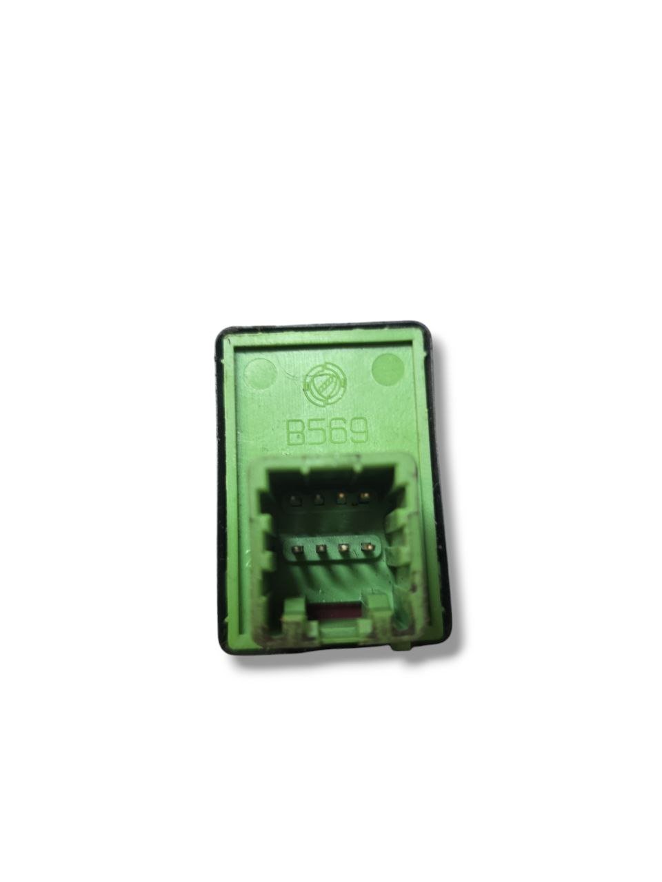 Fiat Stilo Mirror Adjustment Button (2001 - 2006) Code: B569 - F&P CRASH SRLS - Used Parts