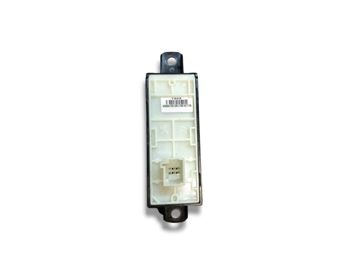 Peugeot 208 Radio Control Buttons (2021) COD:98097243XU01 - F&P CRASH SRLS - Used Parts