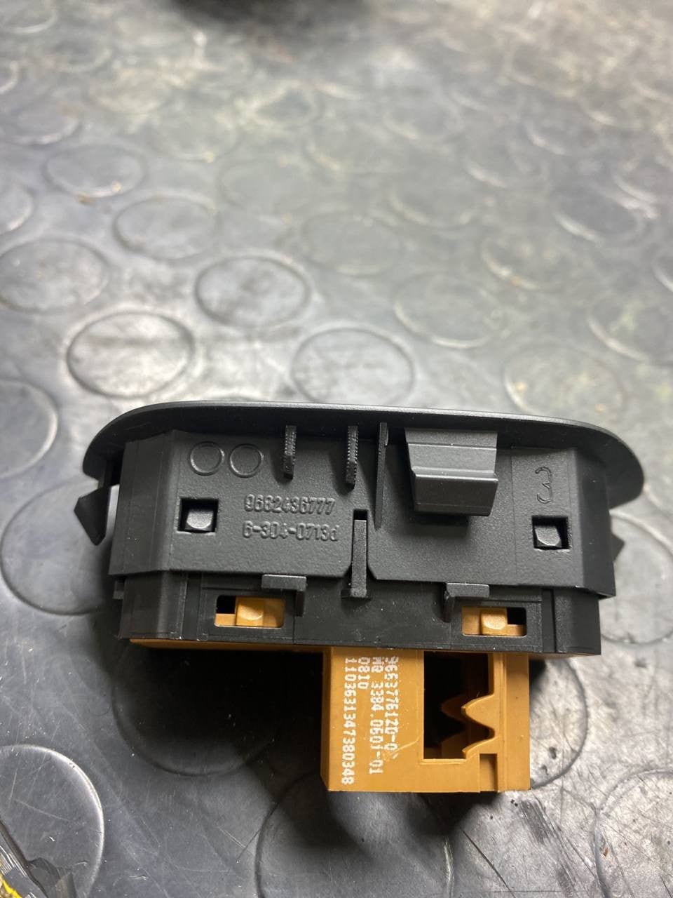 Internal switch buttons Citroën C5 code: 9682436777 63040713d 63040713g 9682436677 - F&P CRASH SRLS - Used Spare Parts